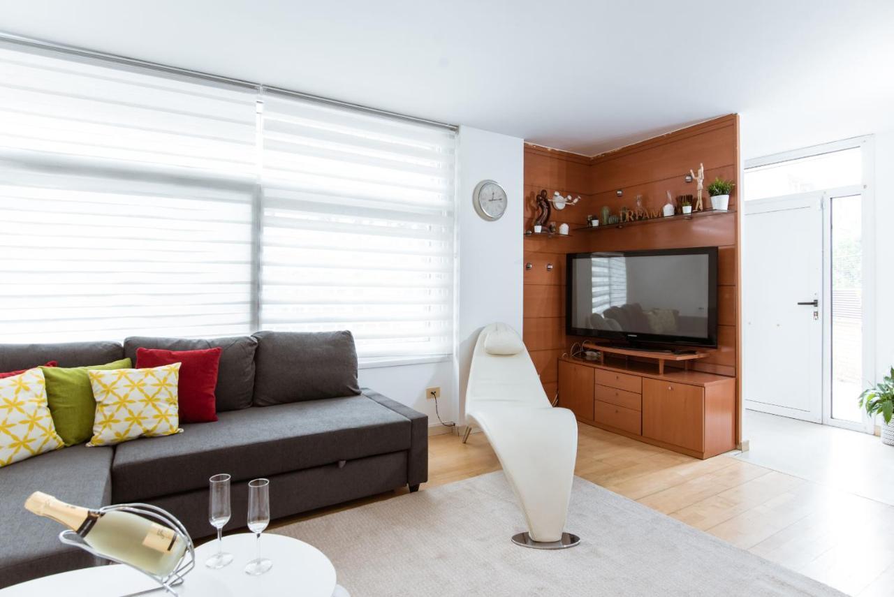 Two Bedroom Townhouse Within 10min Walk From Beach Apartment *